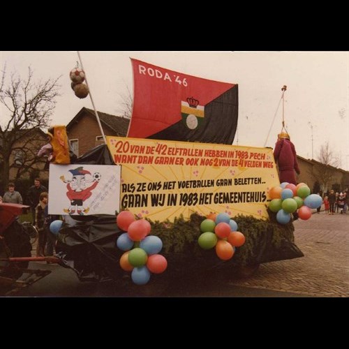 1983_protesteren_tijdens_carnaval_kleur_500x353.jpg