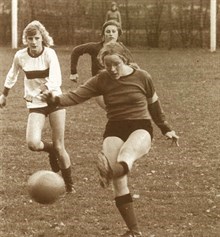 14_ada_visser_sepia_220x237.jpg