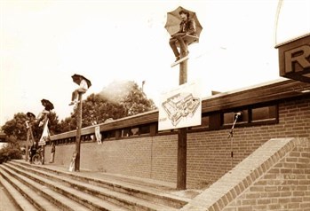 1981_paalzitters_sepia_349x238.jpg