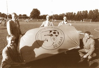 26_50jaar_vlag_sepia_334x230.jpg