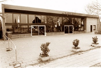 1999_aanzicht_kantine_veldzijde_sepia_350x235.jpg