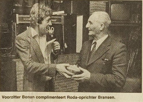 1980_jan._a.brandsen_ontvangt_de_asbak_497x355.jpg
