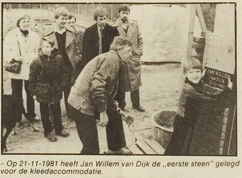 1981_eerste_steen_kleedkamers_497x365.jpg
