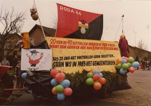 1983_protesteren_tijdens_carnaval_kleur_500x353.jpg